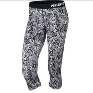 Nike Pro Snakeskin Capri Leggings